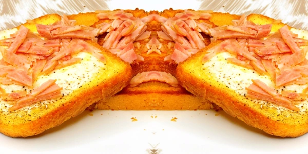 صبحانه با تخم مرغ و بیکن و نان تست