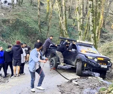 روستای فلکده کجاست و چگونه می‌توان به آنجا سفر کرد؟ فلکده یکی از روستاهای زیبا در شهرستان تنکابن، استان مازندران است. برای رسیدن به آن باید از مسیرهای جنگلی و گاه آفرودی عبور کنید. داشتن خودروی دو دیفرانسیل توصیه می‌شود. آیا سفر به فلکده برای خانواده‌ها مناسب است؟ بله، اگر با تجهیزات مناسب و برنامه‌ریزی خوب سفر کنید، می‌توانید یک تجربه خانوادگی عالی داشته باشید. البته برای کودکان و سالمندان شرایط مسیر را باید در نظر گرفت. چه فصلی برای سفر به فلکده بهتر است؟ بهار و اوایل پاییز بهترین زمان سفر به فلکده هستند، زیرا آب‌وهوا معتدل است و طبیعت در زیباترین حالت خود قرار دارد. آیا فلکده اقامتگاه یا محل کمپ دارد؟ در فلکده اقامتگاه رسمی وجود ندارد، اما می‌توانید از خانه‌های محلی یا فضای کمپینگ در دل طبیعت استفاده کنید. همراه داشتن چادر و تجهیزات کمپ ضروری است. آیا برای سفر به فلکده مجوز یا راهنما نیاز است؟ خیر، ورود به فلکده نیاز به مجوز ندارد. اما به دلیل مسیر آفرودی، همراهی با راهنمای محلی یا گروه‌های باتجربه توصیه می‌شود. چه خودروهایی برای مسیر فلکده مناسب هستند؟ خودروهای آفرودی و دو دیفرانسیل مانند جک T8، فوتون G7، پاجرو و نیسان پاترول برای مسیرهای سخت فلکده بهترین گزینه‌اند. آیا امکانات رفاهی مانند سرویس بهداشتی یا فروشگاه در فلکده وجود دارد؟ امکانات رفاهی در فلکده بسیار محدود است. توصیه می‌شود آب آشامیدنی، خوراک و سایر وسایل موردنیاز را همراه داشته باشید.